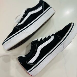 Black and white Vans Old Skool trainers kids youth boys unisex sz 1. EUC